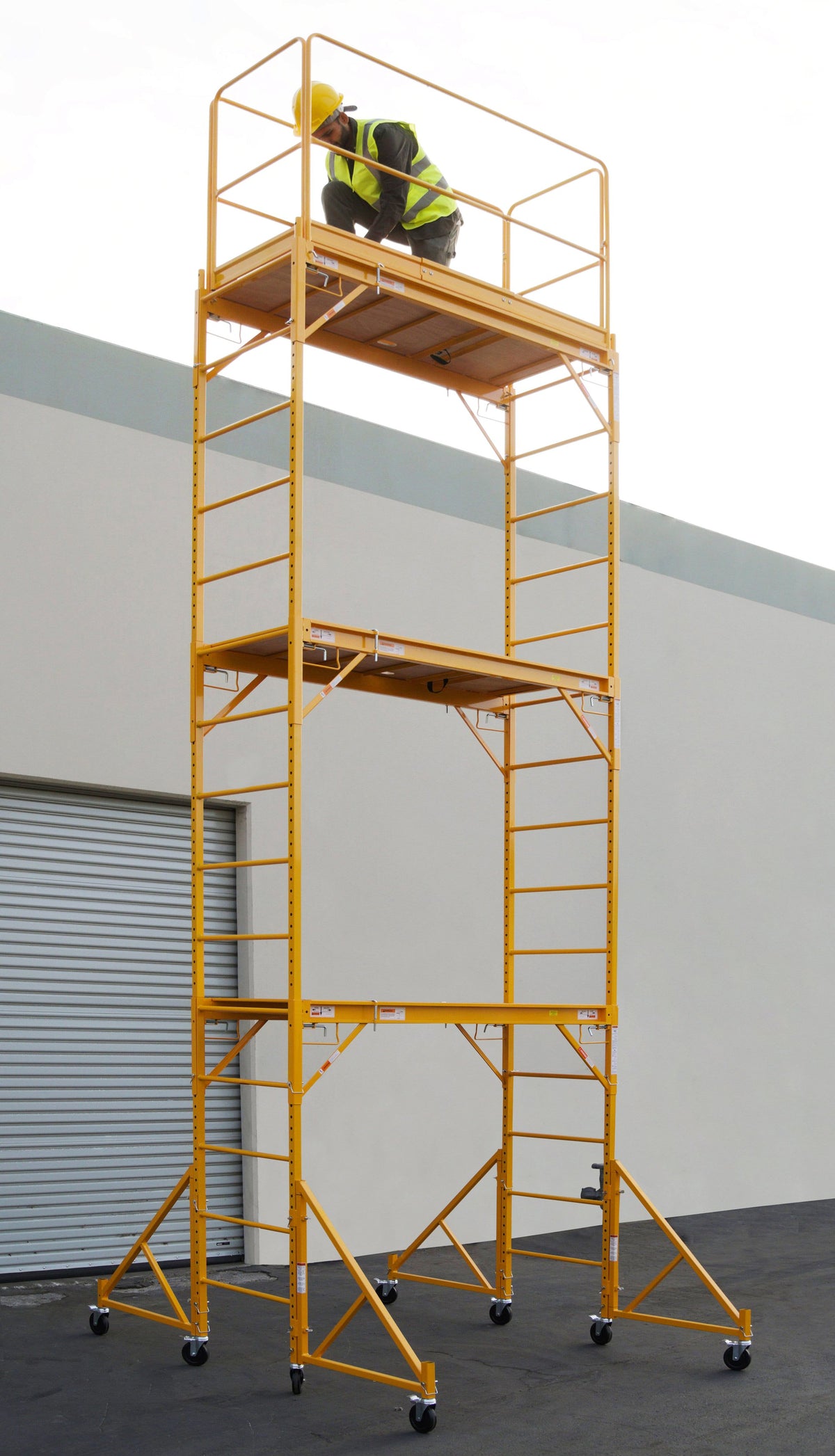 18 Ft High Rolling Scaffold Tower 3 Story 1000 lbs Capacity with 32" Swivel Outriggers